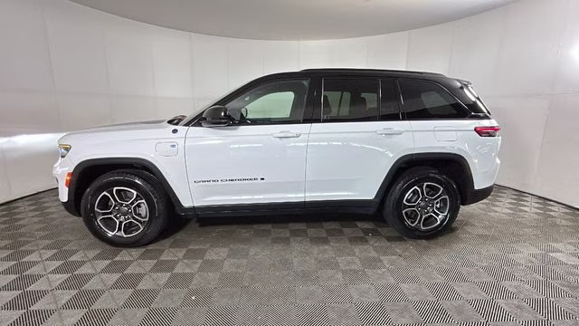 2022 Bright White Clearcoat Jeep Grand Cherokee Trailhawk 4xe 4X4 SUV