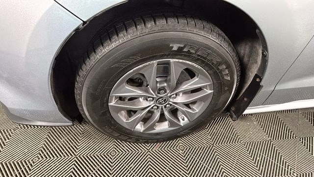 2021 Celestial Silver Metallic Toyota Sienna XLE FWD Van