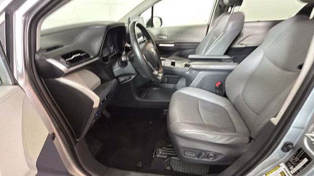 2021 Celestial Silver Metallic Toyota Sienna XLE FWD Van