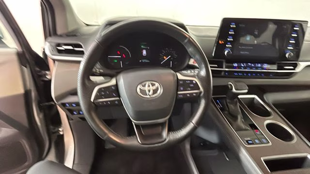 2021 Celestial Silver Metallic Toyota Sienna XLE FWD Van