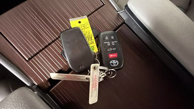 2021 Celestial Silver Metallic Toyota Sienna XLE FWD Van