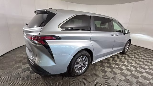 2021 Celestial Silver Metallic Toyota Sienna XLE FWD Van