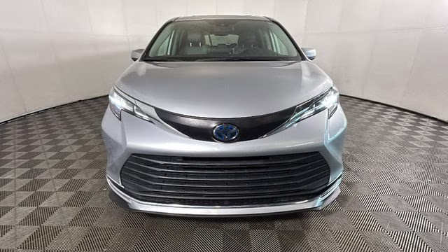 2021 Celestial Silver Metallic Toyota Sienna XLE FWD Van