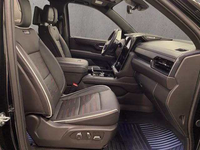 2025 Onyx Black GMC Yukon AT4 Ultimate 4X4 SUV