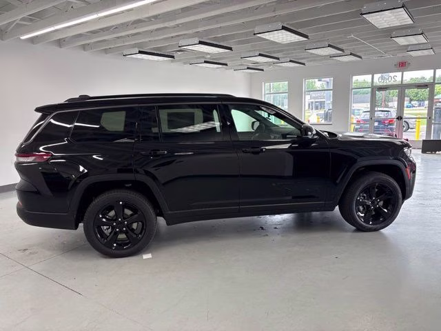 2026 Diamond Black Crystal Pearlcoat Jeep Grand Cherokee L Limited 4X4 SUV