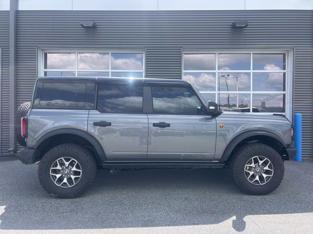 2025 Gray Metallic Ford Bronco Badlands 4X4 SUV