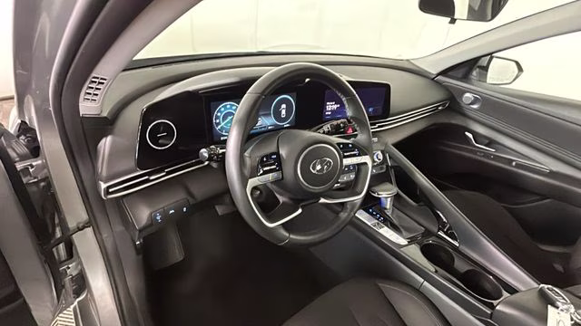 2023 Silver Hyundai Elantra SEL FWD Sedan