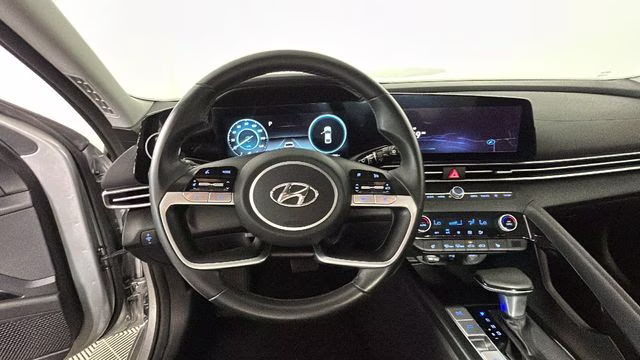 2023 Silver Hyundai Elantra SEL FWD Sedan