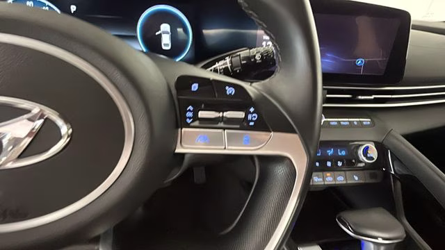 2023 Silver Hyundai Elantra SEL FWD Sedan