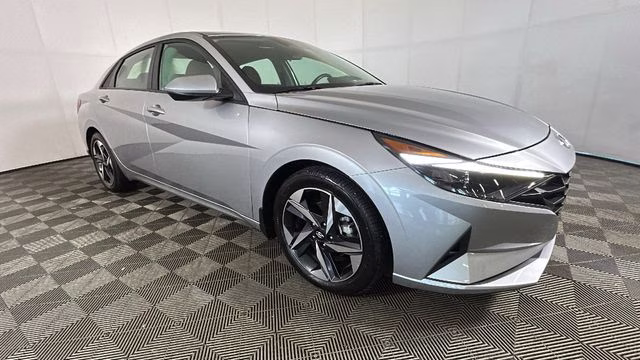 2023 Silver Hyundai Elantra SEL FWD Sedan