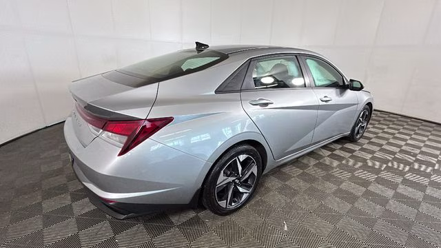 2023 Silver Hyundai Elantra SEL FWD Sedan