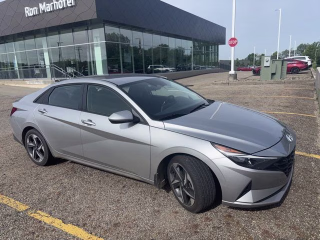 2023 Silver Hyundai Elantra SEL FWD Sedan