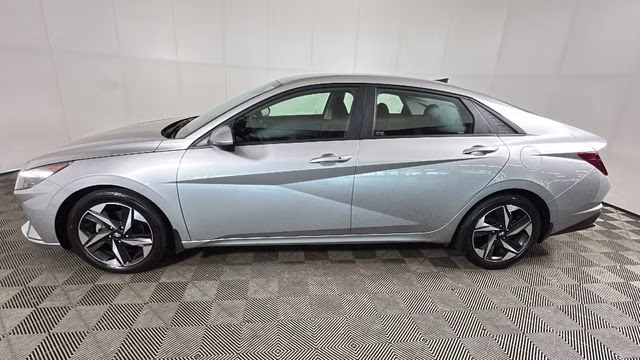 2023 Silver Hyundai Elantra SEL FWD Sedan