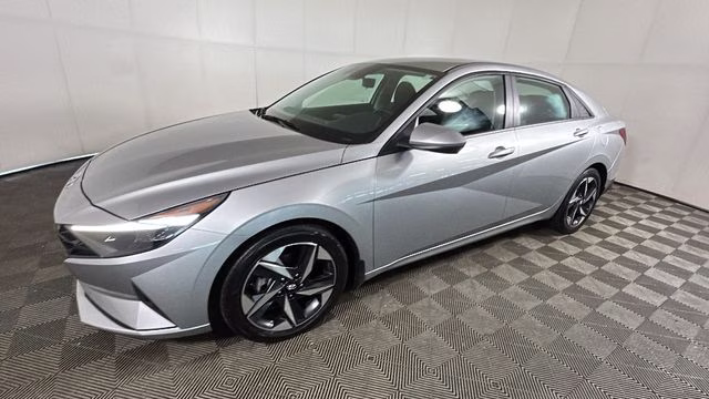 2023 Silver Hyundai Elantra SEL FWD Sedan