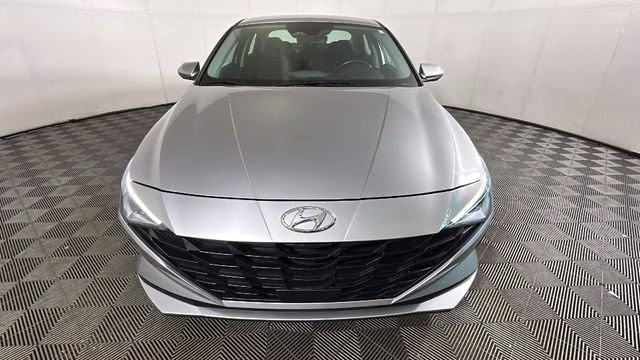2023 Silver Hyundai Elantra SEL FWD Sedan
