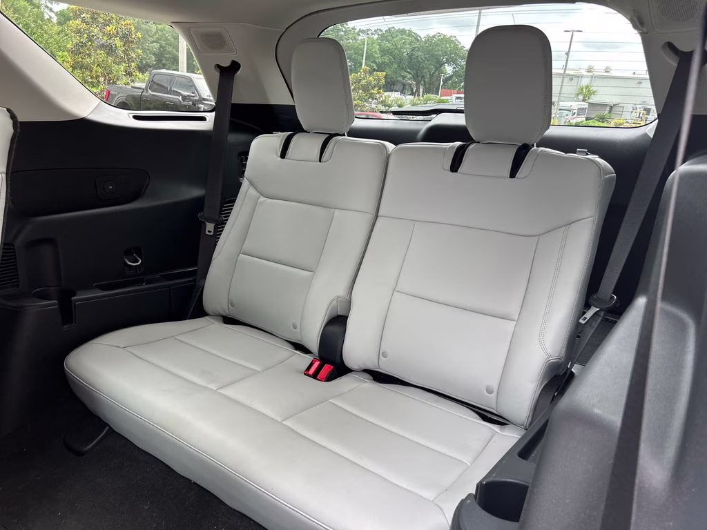 2025 White Metallic Ford Explorer Platinum 4X4 SUV