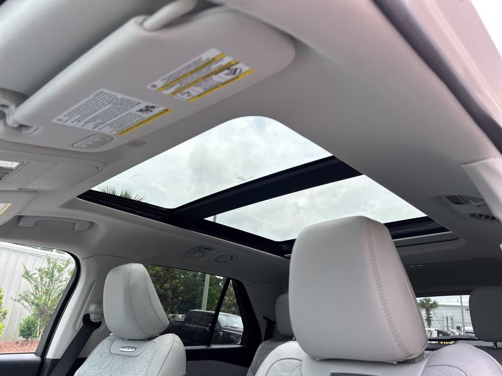 2025 Star White Metallic Tri-Coat Ford Explorer Platinum 4X4 SUV