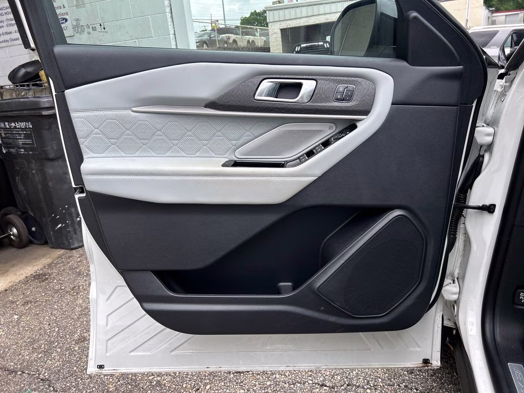 2025 White Metallic Ford Explorer Platinum 4X4 SUV