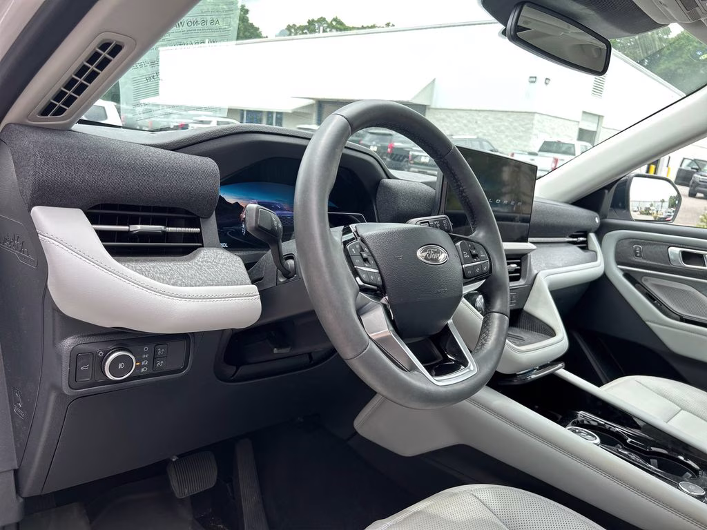2025 White Metallic Ford Explorer Platinum 4X4 SUV