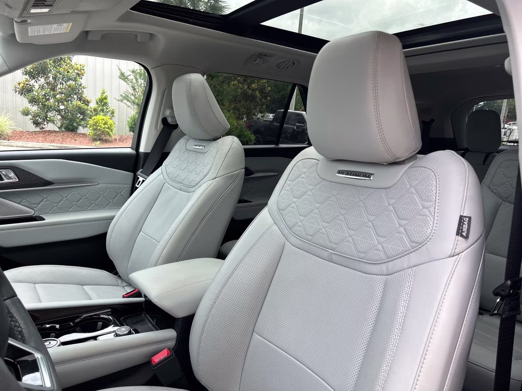 2025 White Metallic Ford Explorer Platinum 4X4 SUV