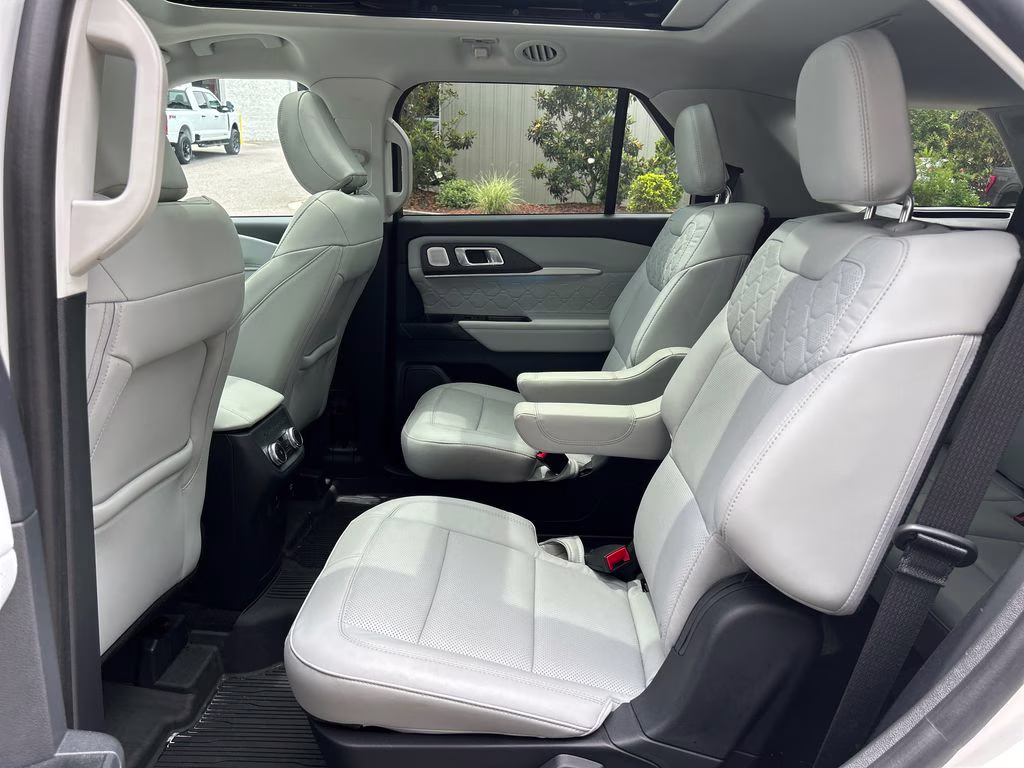 2025 Star White Metallic Tri-Coat Ford Explorer Platinum 4X4 SUV