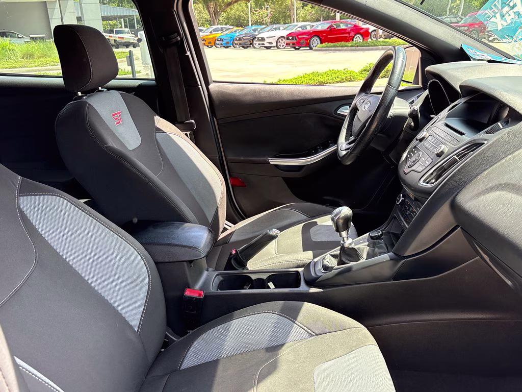 2017 Oxford White Ford Focus ST FWD Hatchback