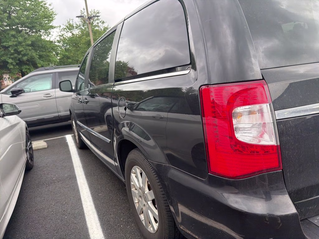 2011 Brilliant Black Crystal Pearlcoat Chrysler Town & Country Touring-L FWD Van