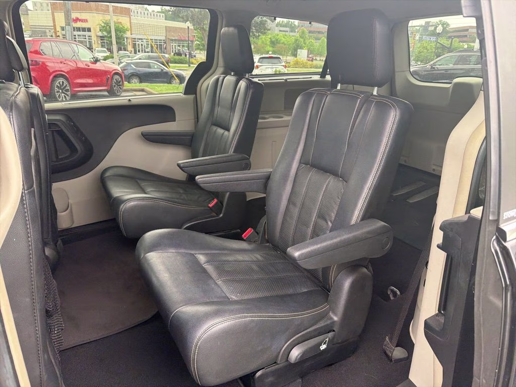 2011 Brilliant Black Crystal Pearlcoat Chrysler Town & Country Touring-L FWD Van