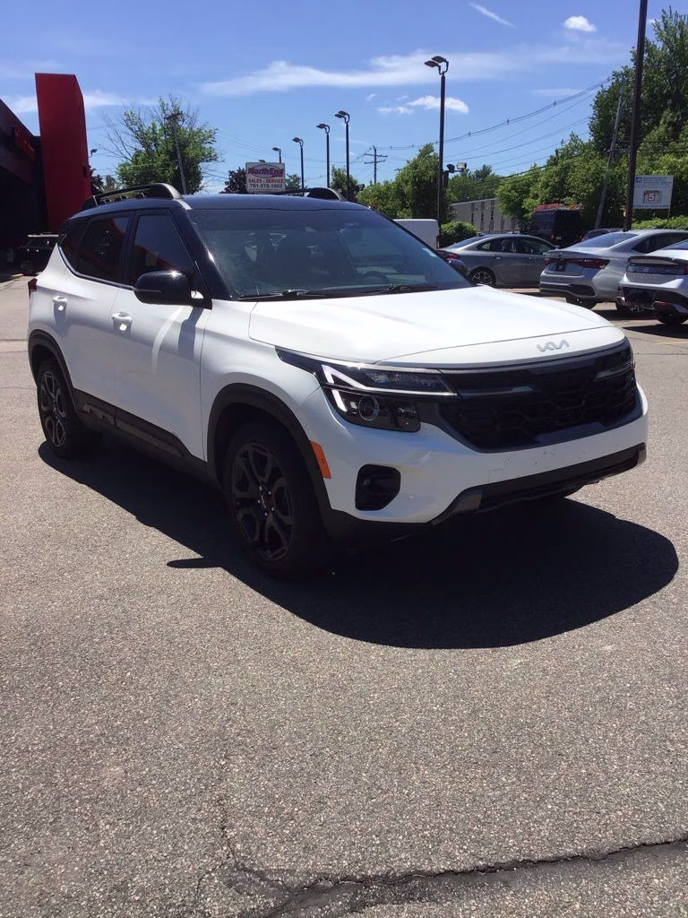 2024 Clear White/Black Roof Kia Seltos X-Line AWD SUV