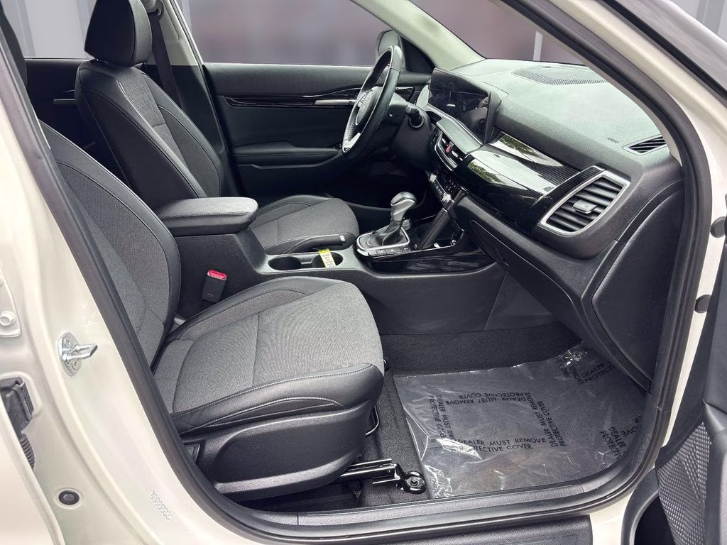2024 Clear White/Black Roof Kia Seltos X-Line AWD SUV