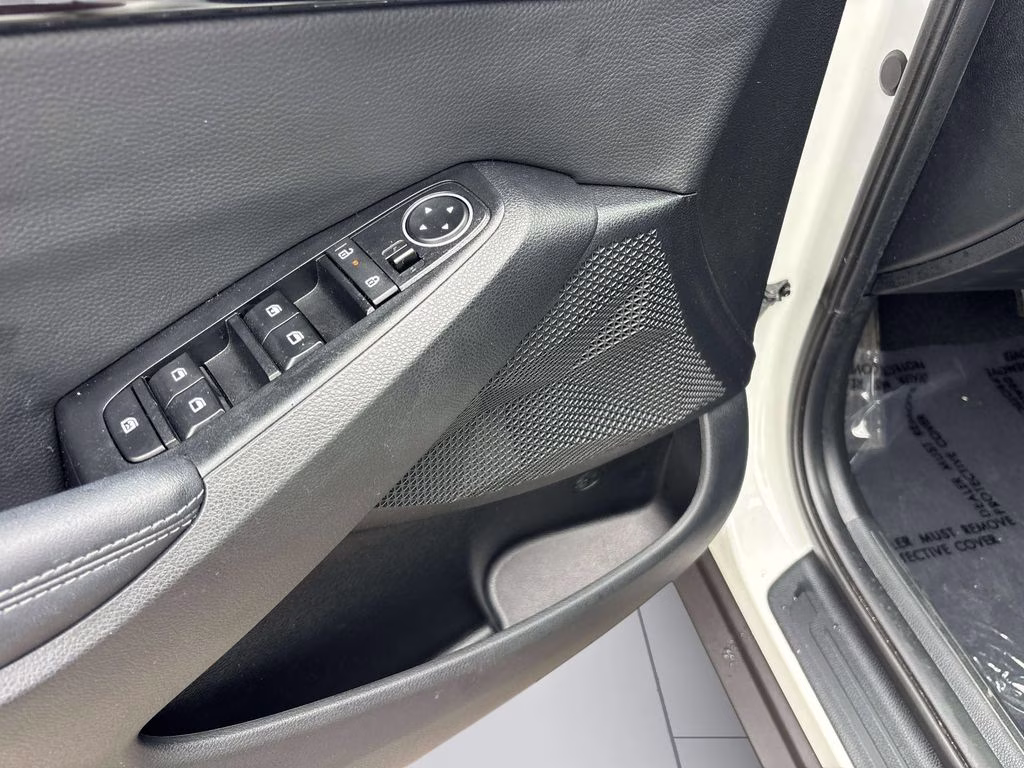 2024 Clear White/Black Roof Kia Seltos X-Line AWD SUV