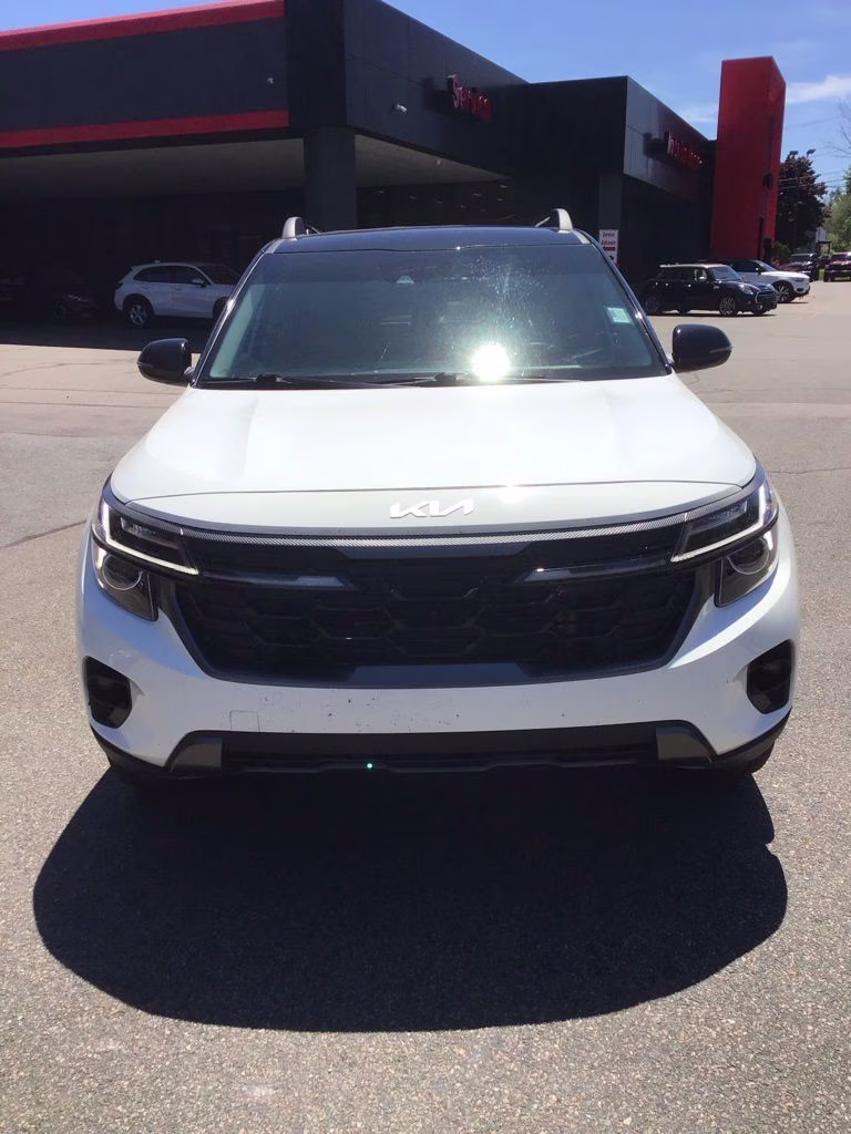 2024 Clear White/Black Roof Kia Seltos X-Line AWD SUV