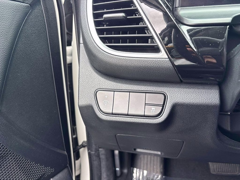 2024 Clear White/Black Roof Kia Seltos X-Line AWD SUV