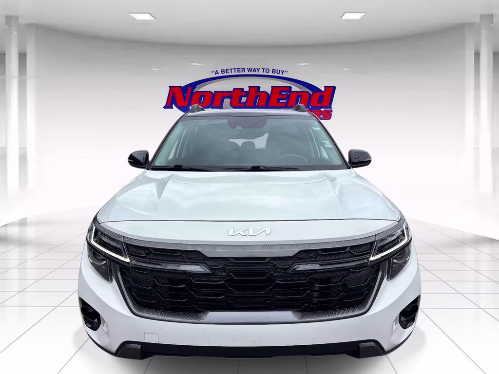 2024 Clear White/Black Roof Kia Seltos X-Line AWD SUV