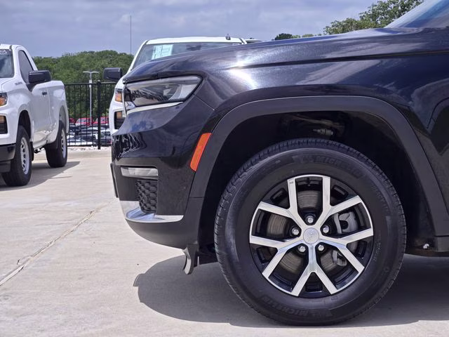 2024 Diamond Black Crystal Pearlcoat Jeep Grand Cherokee L Limited 4X4 SUV