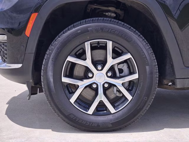 2024 Diamond Black Crystal Pearlcoat Jeep Grand Cherokee L Limited 4X4 SUV