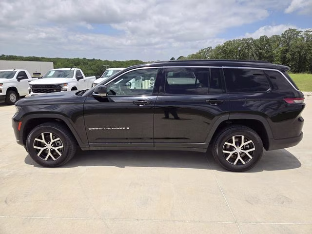 2024 Diamond Black Crystal Pearlcoat Jeep Grand Cherokee L Limited 4X4 SUV