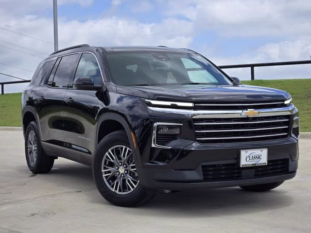 2024 Mosaic Black Metallic Chevrolet Traverse LT FWD SUV