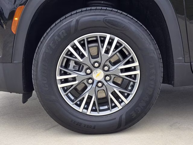 2024 Mosaic Black Metallic Chevrolet Traverse LT FWD SUV