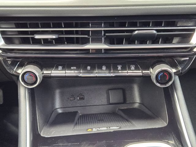2024 Mosaic Black Metallic Chevrolet Traverse LT FWD SUV