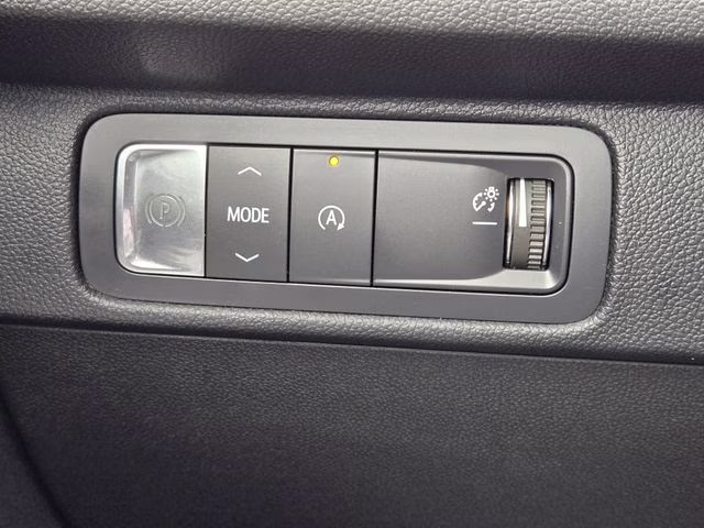 2024 Mosaic Black Metallic Chevrolet Traverse LT FWD SUV