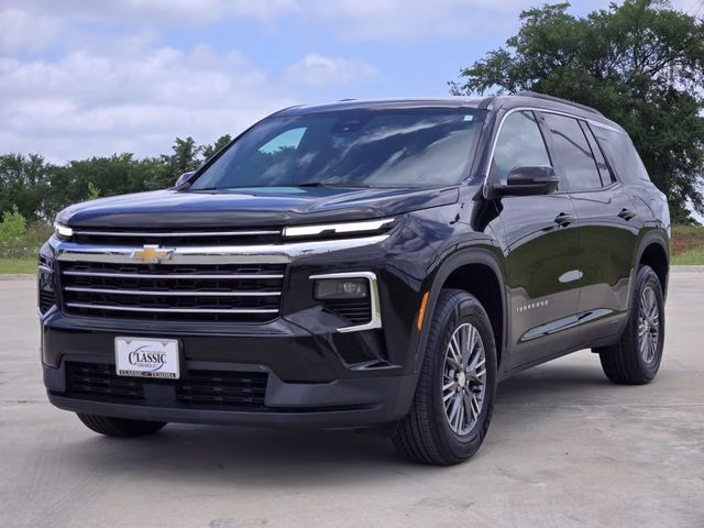 2024 Mosaic Black Metallic Chevrolet Traverse LT FWD SUV