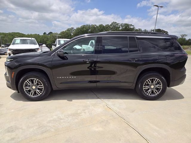 2024 Mosaic Black Metallic Chevrolet Traverse LT FWD SUV