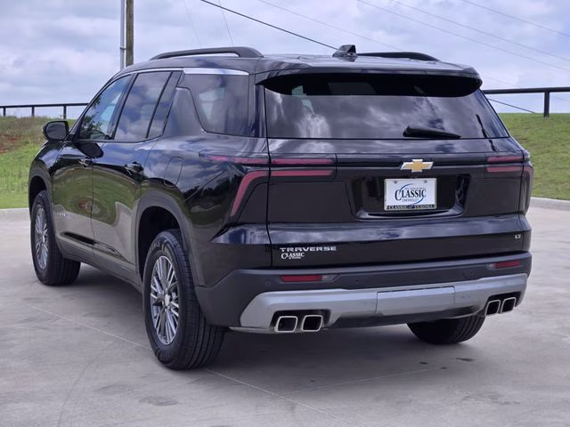 2024 Mosaic Black Metallic Chevrolet Traverse LT FWD SUV