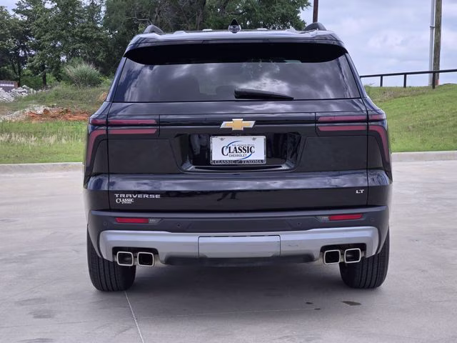 2024 Mosaic Black Metallic Chevrolet Traverse LT FWD SUV