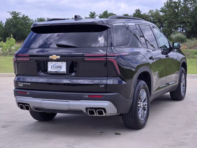 2024 Mosaic Black Metallic Chevrolet Traverse LT FWD SUV