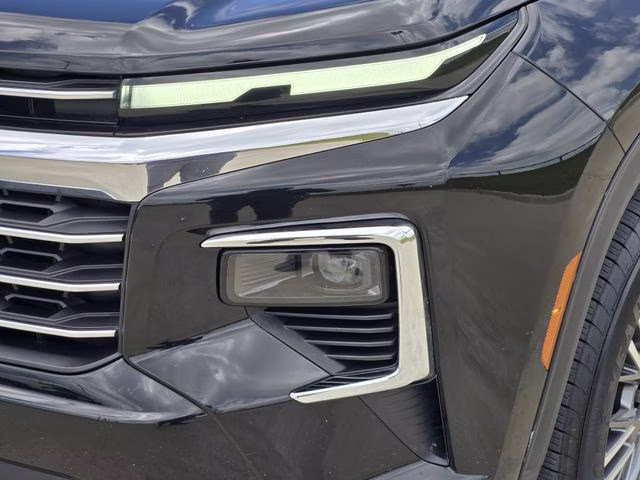 2024 Mosaic Black Metallic Chevrolet Traverse LT FWD SUV