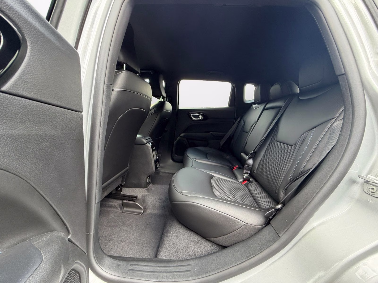 2026 Silver Zynith Metallic Clearcoat Jeep Compass Latitude 4X4 SUV