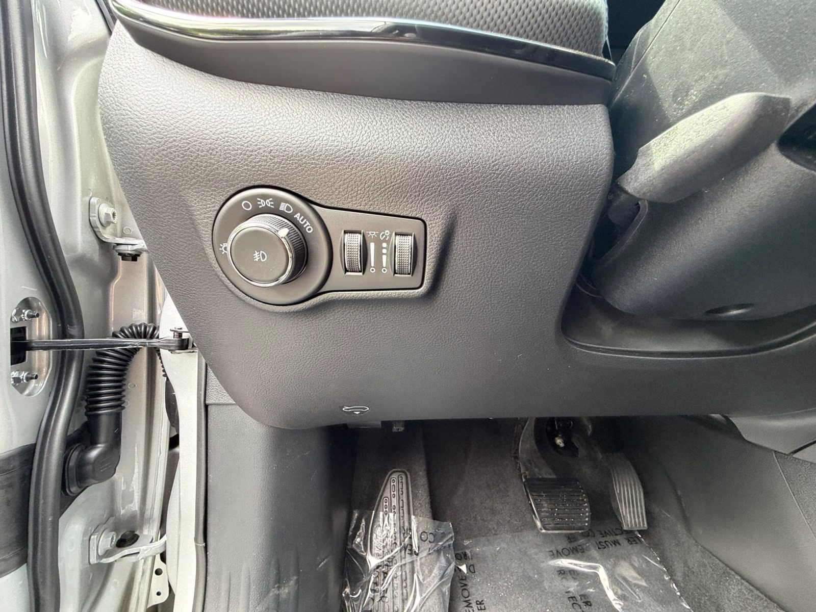 2026 Silver Zynith Metallic Clearcoat Jeep Compass Latitude 4X4 SUV