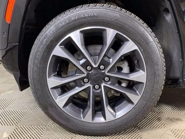 2022 Diamond Black Crystal Pearlcoat Jeep Grand Cherokee Overland 4xe 4X4 SUV